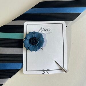 Poppy Lapel Pin -blue and black